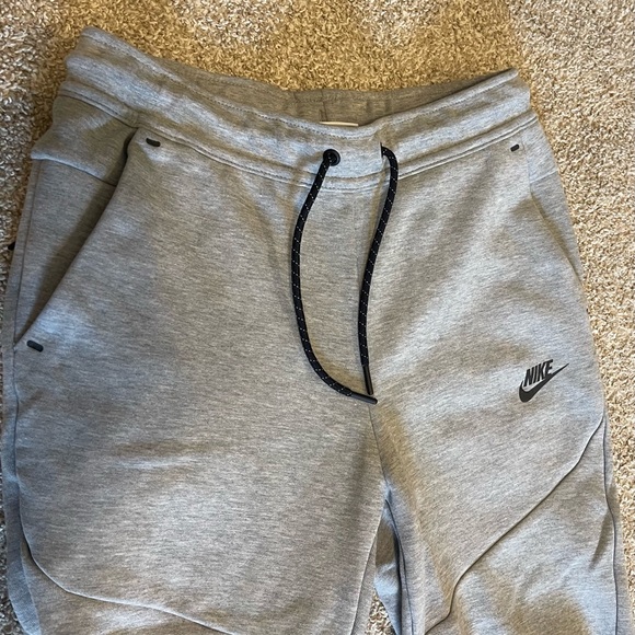 Men’s Nike Tech Gray Sweatpants Tapered Fit - Picture 4 of 6